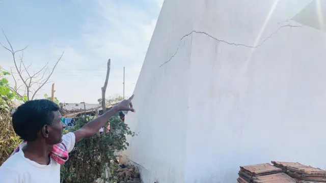 हत्तीच्या धडकेमुळे भिंतीला गेलेला तडा 