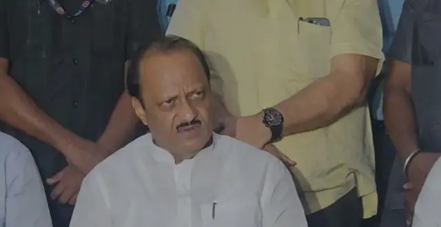  अजित पवार 