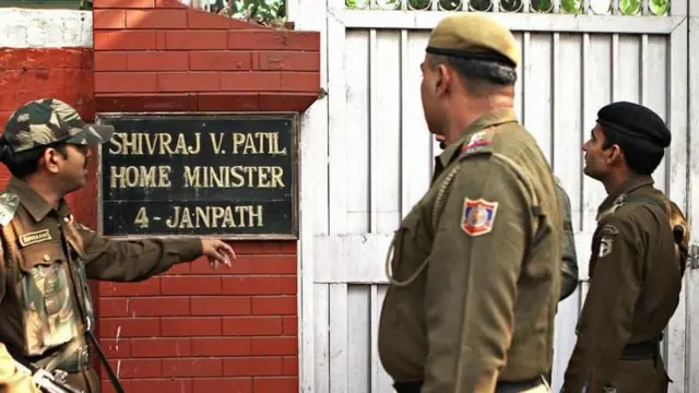 2004 मधील शिवराज पाटील यांच्या सरकारी निवासस्थानाबाहेरचा फोटो