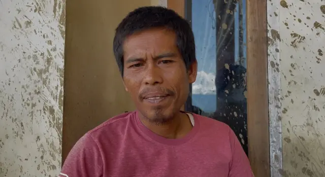 Bersama puluhan warga lainnya, Riko membantu proses evakuasi warga yang terjebak maupun meninggal.