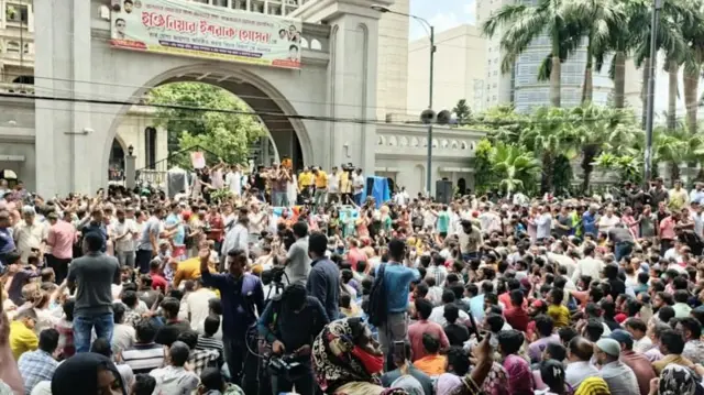 সোমবার টানা ষষ্ঠ দিনের মতো ঢাকা দক্ষিণ সিটি করপোরেশনের (ডিএসসিসি) প্রধান কার্যালয়ের সামনে বিক্ষোভ করেছে ইশরাকের সমর্থকরা