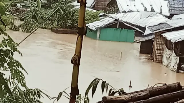 প্রবল বর্ষণে ক্যাম্পের কোথাও কোথাও আজ এমন পরিস্থিতি দেখা যাচ্ছে