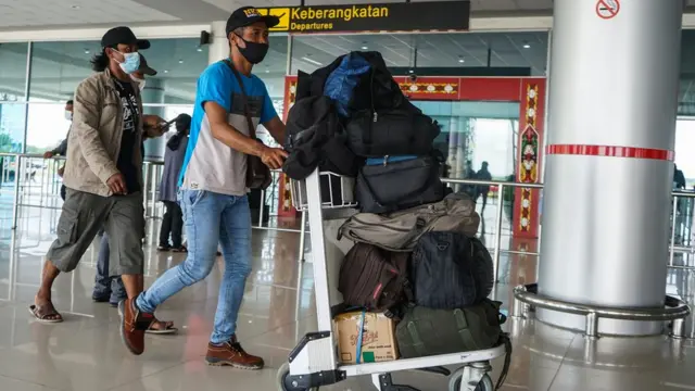 Sejumlah pemudik berjalan di area keberangkatan Bandara Tjilik Riwut, Palangkaraya, Kalimantan Tengah, Kamis (29/4/2021).