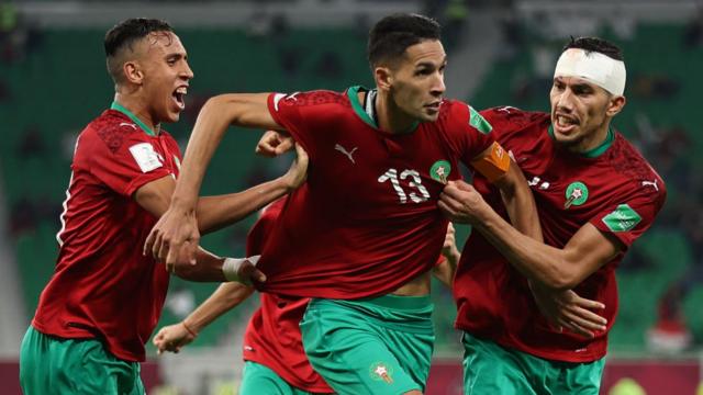 احتفل المغربي بدر بنون بعد تسجيله هدفا ليجعله 2-2 خلال مباراة ربع نهائي كأس العرب قطر 2021 بين المغرب والجزائر على ملعب الثمامة يوم 11 ديسمبر 2021 في الدوحة، قطر