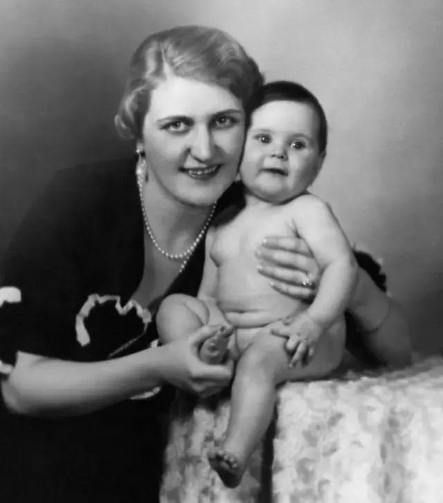 கோயபல்ஸ் மற்றும் அவரது மனைவி சயனைடு சாப்பிட்டனர்