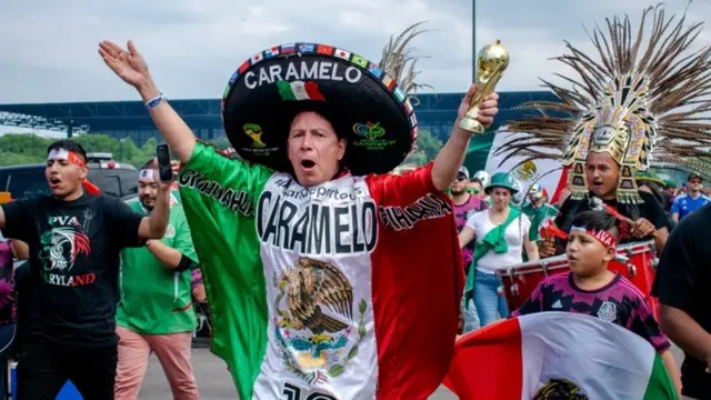 "Caramelo" Chávez con otros aficionados