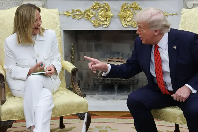 meloni, trump'ın söylediği bir şeye gülerken