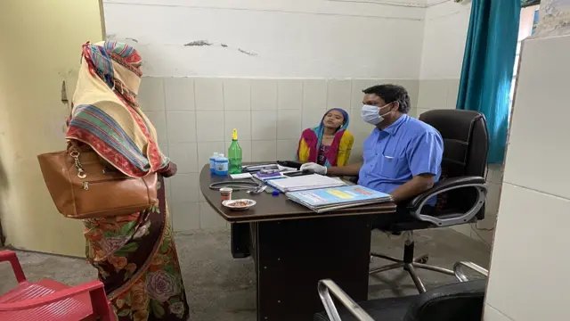 रुँधौली स्वास्थ्य केंद्र में डॉक्टर एके चौधरी