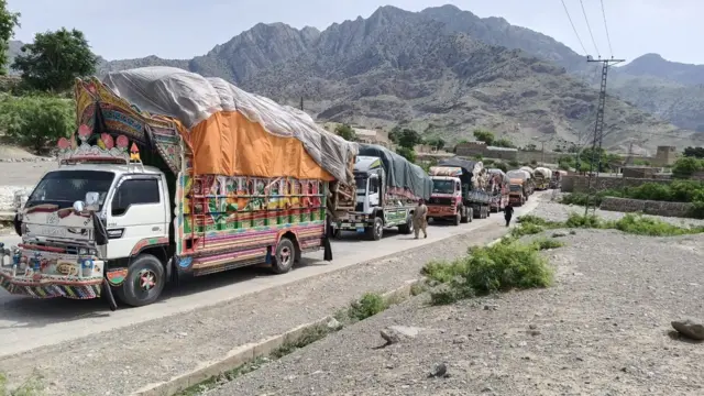 لنډي کوتل کې لارې تړلې او موټرونه ولاړ دي