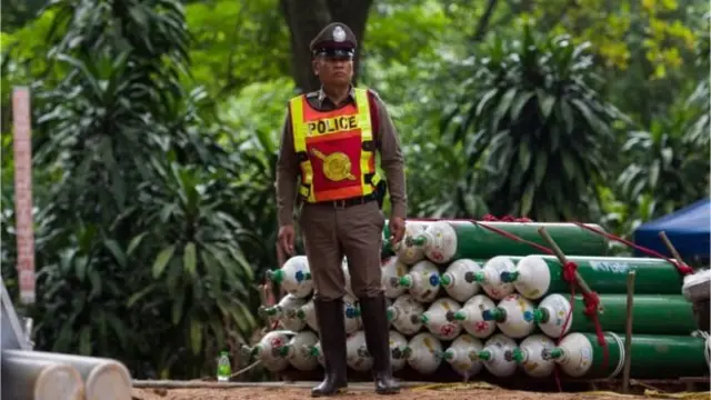 மீட்புதவியாளர்கள்