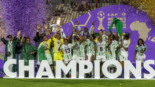 Aworan Super Falcons pẹlu ife ẹyẹ WAFCON