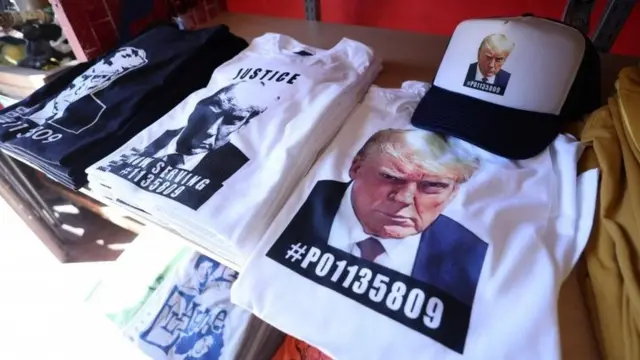 トランプ陣営、逮捕時の顔写真をグッズに 10億円集める - BBCニュース