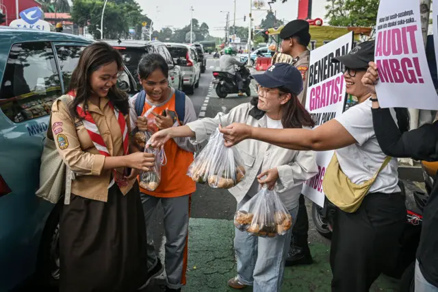 Warga yang tergabung dalam aliansi MBG Watch memberikan makanan gratis kepada siswa saat mengikuti aksi unjuk rasa di depan kantor Badan Gizi Nasional (BGN), Jakarta Pusat, Rabu (10/6/2026). Aksi tersebut menuntut perbaikan tata kelola Program Makan Bergizi Gratis (MBG) setelah mantan Kepala BGN Dadan Hindayana bersama dua mantan Wakil Kepala BGN Sony Sonjaya dan Lodewyk Pusung ditetapkan sebagai tersangka dalam kasus dugaan korupsi oleh Kejaksaan Agung. 