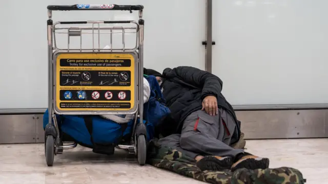Una persona sin hogar en la Terminal 4 del Aeropuerto Adolfo Suárez Madrid-Barajas, el 21 de mayo de 2025 en Madrid.