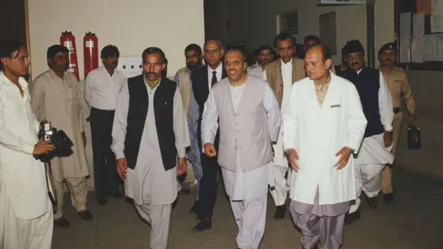 جنرل ضیا الحق اوجڑی کیمپ دھماکے میں زخمی ہونے والوں کی عیادت کے لیے ہسپتال آئے ہیں