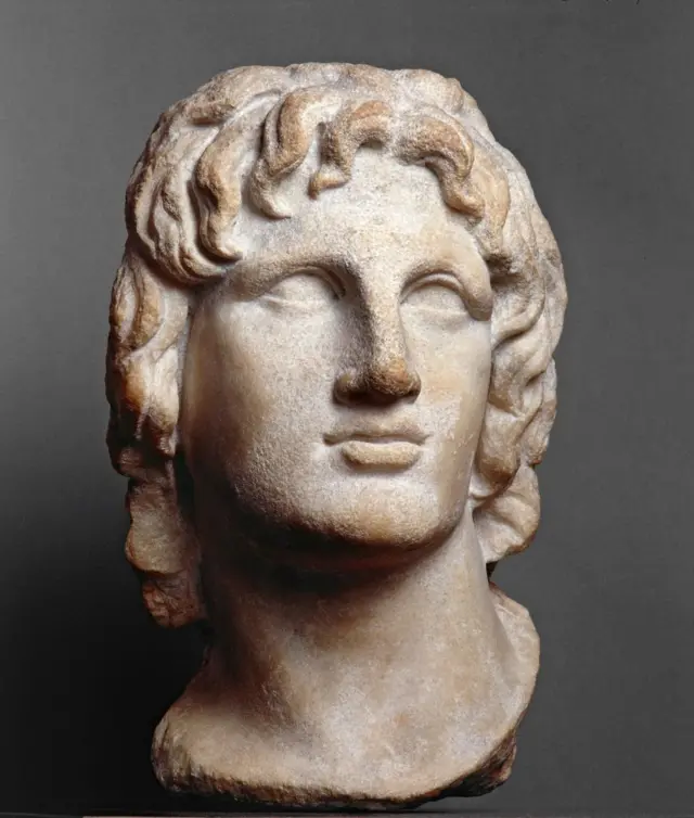 تمثال من الرخام لرأس الإسكندر الأكبر 