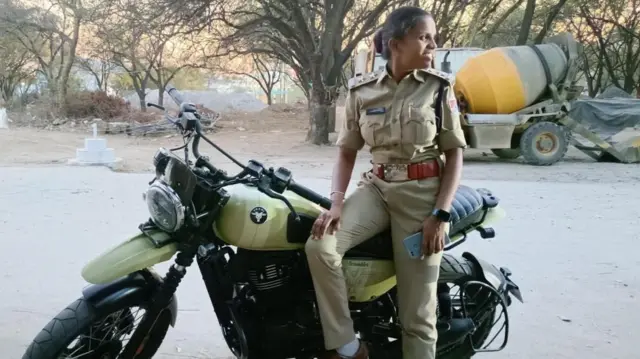 காவல் அதிகாரியாக ஓராண்டு காலம் ஏமாற்றி வந்தவர் கைது செய்யப்பட்டது எப்படி?