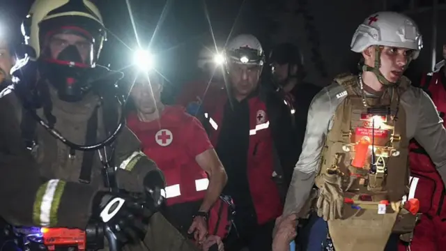 러시아의 오데사 공격으로 부상자들을 구출하고 있는 소방대원과 구급대원들