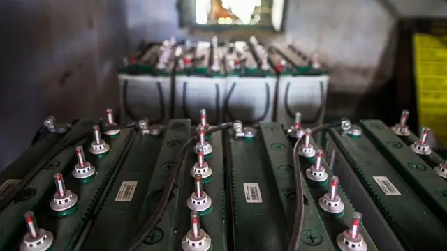 සූර්ය පැනලවලින් උත්පාදනය වන විදුලිය ගබඩා කරන බැටරි 