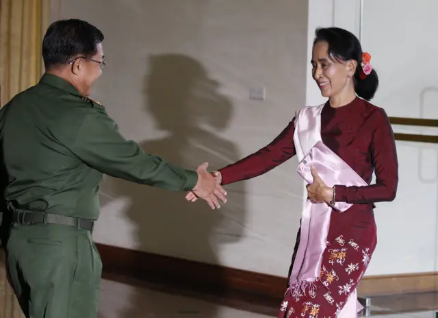 စစ်ဘက်နဲ့ အရပ်ဘက် အာဏာပြိုင်မှုကြောင့် တိုးတက်မှု နှေးကွေး