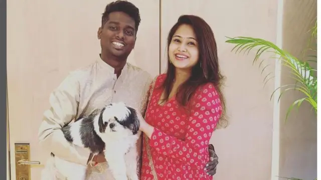 अॅटली त्याची पत्नी आणि अभिनेत्री कृष्ण प्रियासोबत 