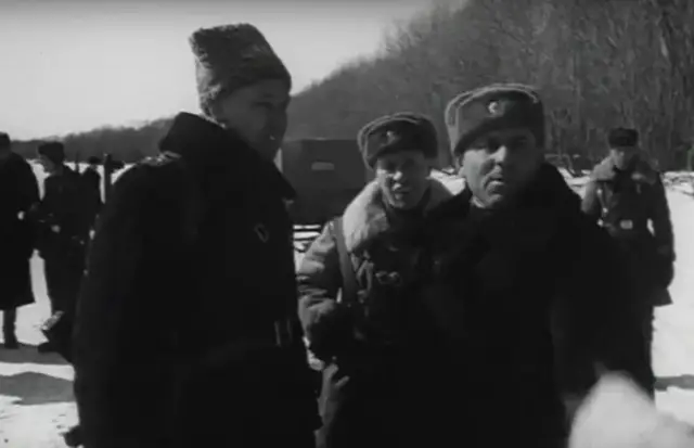 Полковник Демократ Леонов (ліворуч) перед боєм на Даманському, в якому загине