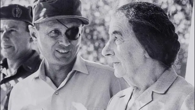 ਇਜ਼ਰਾਈਲ ਦੇ ਤਤਕਾਲੀ ਰੱਖਿਆ ਮੰਤਰੀ ਮੋਸ਼ੇ ਦਾਯਾਨ (ਖੱਬੇ) ਅਤੇ ਪ੍ਰਧਾਨ ਮੰਤਰੀ ਗੋਲਡਾ ਮਾਇਰ (ਸੱਜੇ)