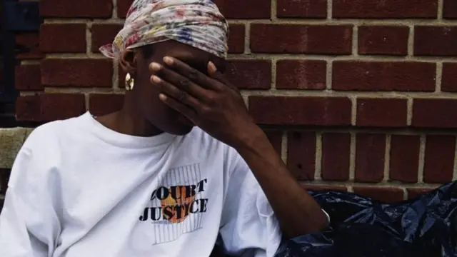 Nwaanyị na-ezo ihu ya