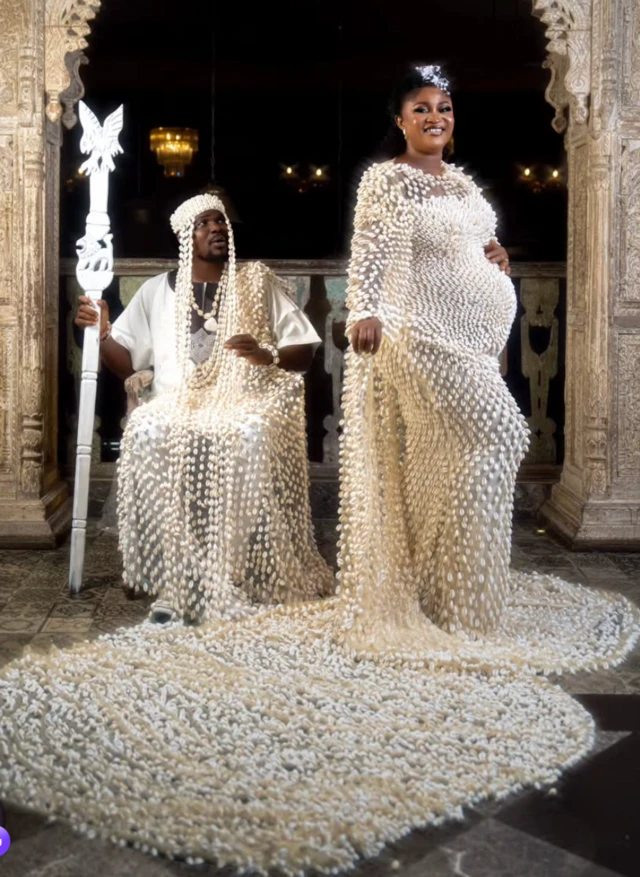CEO Luminee ati Baba Ijesha wọ aṣọ funfun ti wọn fi owo ẹyọ ṣe ẹṣọ sara rẹ