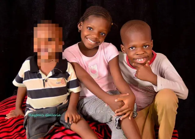 Di two pikin wey die alongside dia parents