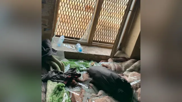 پنجره‌های شکسته در شفاخانه ۱۰۰۰ بستر تداوی معتادان مواد مخدر ابن سینا در کابل.