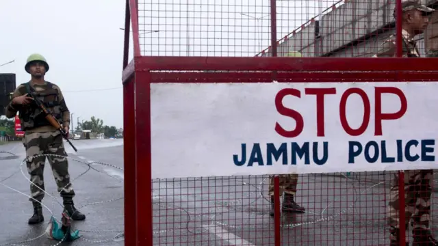 রাস্তাঘাট শুনশান কদিন ধরেই। প্রতিটা রাস্তায়, গলির মুখে নিরাপত্তা বাহিনীর পাহারা।