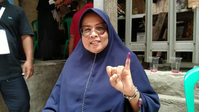 "Saya coblos semuanya, gercos," kata Enny Rochayati mantap dan yakin sembari menunjukkan jari kelingkingnya yang kena tinta kepada BBC News Indonesia, Rabu (27/11).