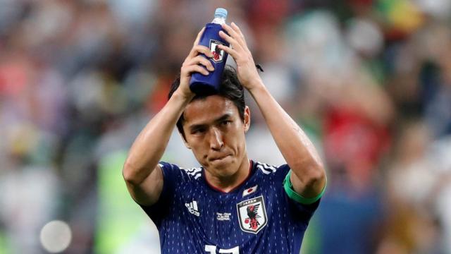 日本队换进长谷部诚后，被指故意拖慢球赛。