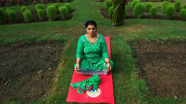Mujer practicando yoga