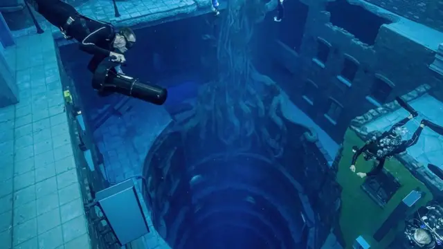 divers-taking-pictures-in-deep-pool-in-dubai.