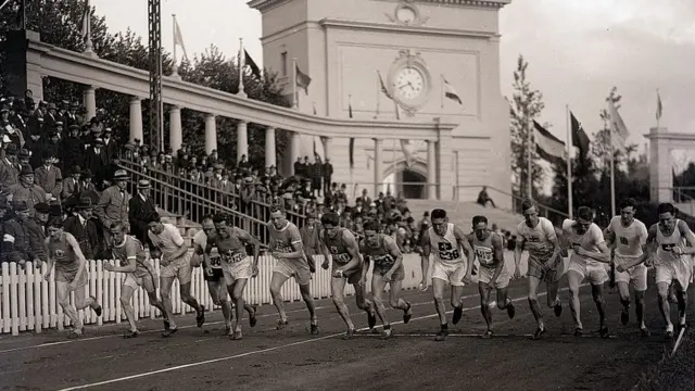 Una competencia de atletismo en Amberes 1920