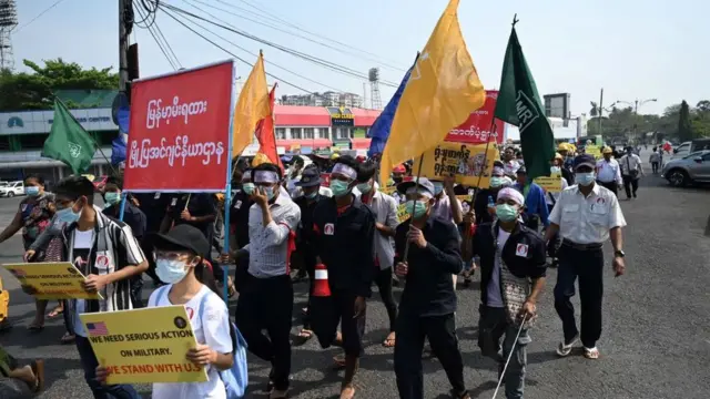 ရန်ကုန်မြို့မှာ ပြီးခဲ့တဲ့နှစ် ဖေဖော်ဝါရီလက ဆန္ဒပြခဲ့ကြတဲ့ မီးရထားဝန်ထမ်းတွေ