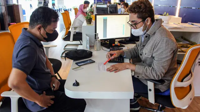 Pegawai melayani wajib pajak yang akan melaporkan Surat Pemberitahuan Tahunan (SPT) Pajak di Kantor Direktorat Jenderal Pajak Wilayah Sumatera Utara, di Medan, Rabu (15/2/2023).