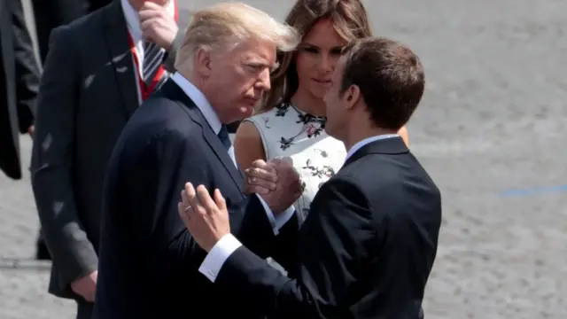 كانت مصافحة دونالد ترامب وإيمانويل ماكرون في باريس مخالفة لجميع القواعد التي ينبغي اتباعها عند مصافحة الآخرين