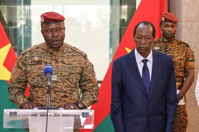 Le nouvel homme fort du Burkina Faso, le lieutenant-colonel Paul-Henri Sandaogo Damiba (à gauche), qui a prêté serment au début de l'année à la suite d'un coup d'État, s'exprime lors d'une conférence de presse en compagnie de l'ancien président du Burkina Faso, Blaise Compaore (à droite), au palais présidentiel de Ouagadougou, le 8 juillet 2022, après un sommet des anciens présidents