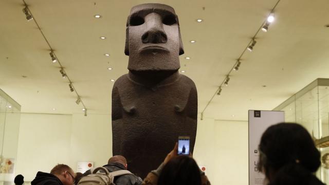 Visitantes tiram fotos da estátua da ilha de Páscoa no British Museum