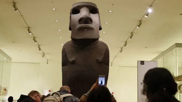 Visitantes tiram fotos da estátua da ilhaapostas online palpitesPáscoa no British Museum