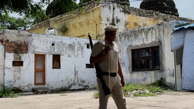 মসজিদে হামলার সময়ে পুলিশ থাকলেও দাঙ্গাকারীদের তুলনায় পুলিশের সংখ্যা ছিল নগণ্য