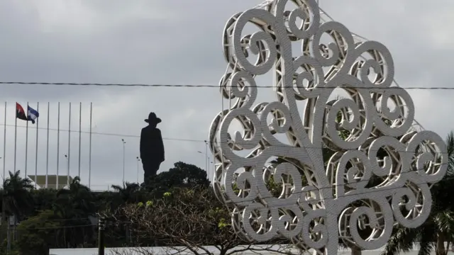 Árbol de la vida frente a la figura de Sandino