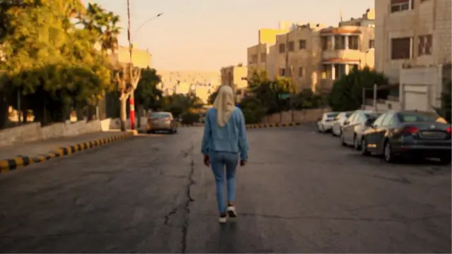 መንገድ ላይ እየተራመደች ያለች ሴት 