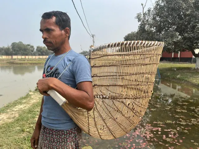 मखाना हार्वेस्टिंग में इस्तेमाल होने वाला पारंपरिक उपकरण गांज