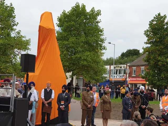 విగ్రహావిష్కరణకు హాజరయిన స్థానికులు