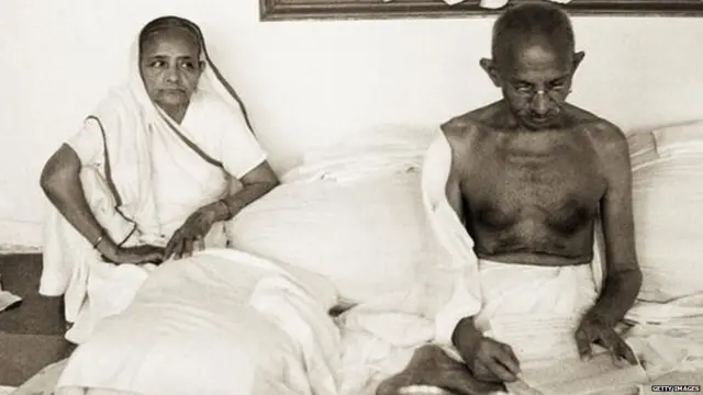 ਗਾਂਧੀ ਉਦੋਂ 13 ਸਾਲ ਦੇ ਸਨ ਜਦੋਂ ਉਨ੍ਹਾਂ ਕਸਤੁਰਬਾ ਨਾਲ ਵਿਆਹ ਕਰਵਾਇਆ