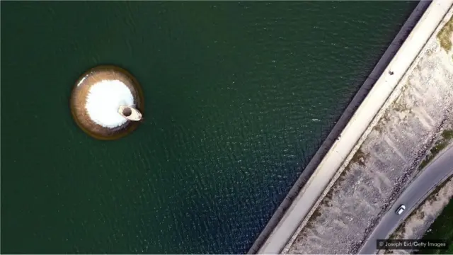 ਕੁਰਾਊਨ ਝੀਲ ਵਿੱਚ ਓਵਰ ਫਲੋ ਪਾਈਪ